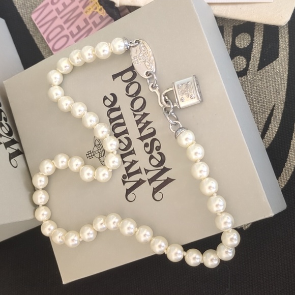 Vivienne Westwood Jewelry - Vivienne Westwood -🇬🇧-Silver Tone/Pearl  "Padlock" Necklace
